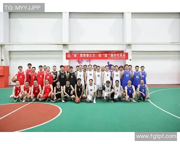 新疆足球名将雕像矗立绿茵场展现体育精神与时代风采